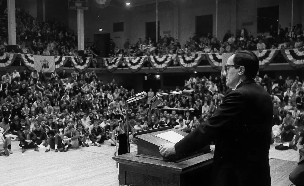 Eugene D. Genovese em um "ensino" na Rutgers em 1966. Um ano antes, ele enfureceu os políticos ao dizer em um evento semelhante que acolheria com satisfação uma vitória do Vietcong.Crédito...United Press International