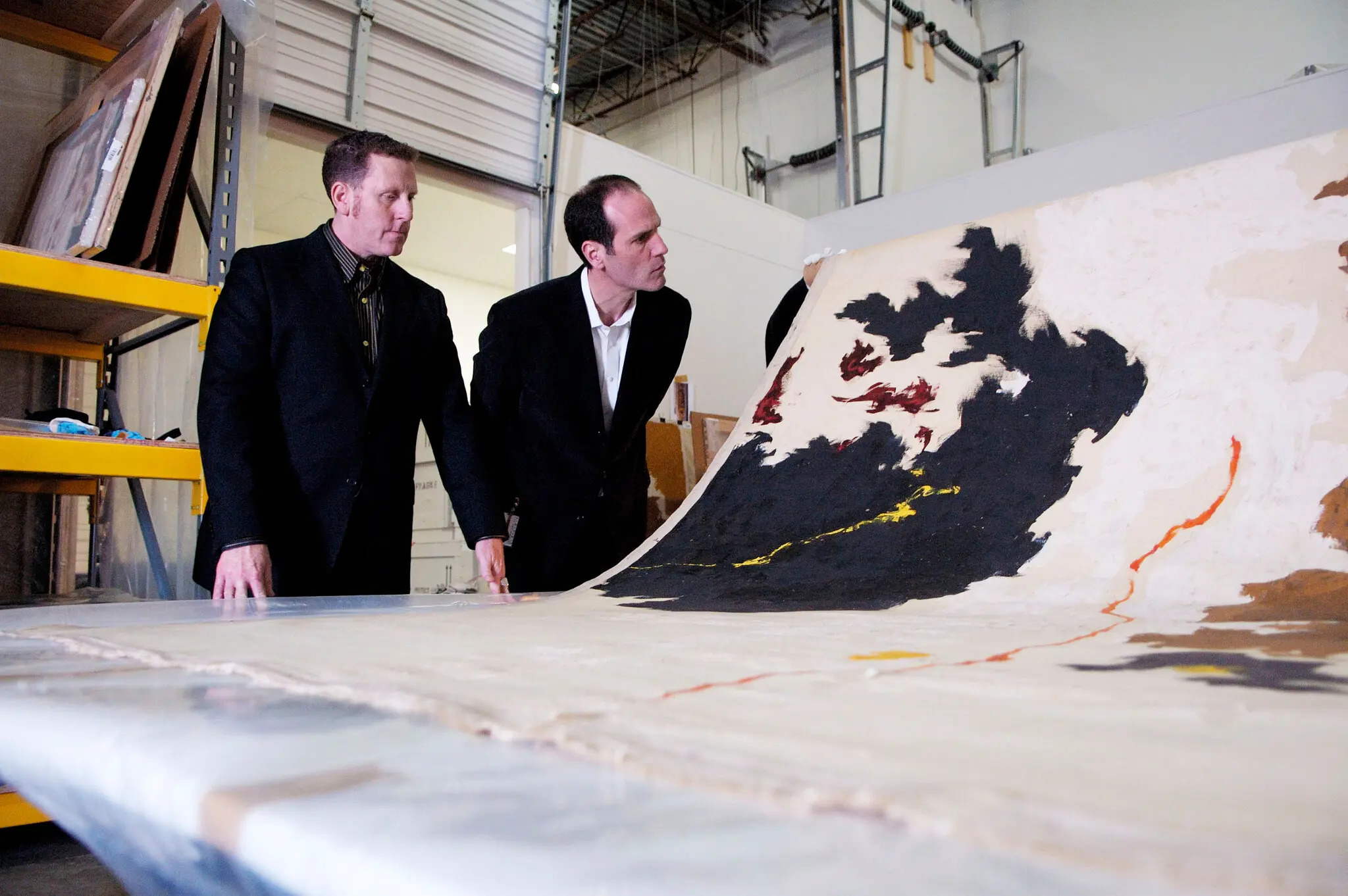 O Sr. David Anfam, à esquerda, com Dean Sobel, diretor do Museu Clyfford Still, em 2007. Ele estava entre um pequeno grupo que viajou para um armazém secreto em Maryland, onde Still havia armazenado a grande maioria de seu trabalho. (Crédito...Stephanie Kuykendal para o The New York Times)