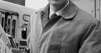 Nesta foto de arquivo de 4 de maio de 1964, Malcolm Browne, então correspondente da Associated Press no Vietnã, perto da casa de seus pais em Nova York, após ganhar o Prêmio Pulitzer.Crédito...Associated Press