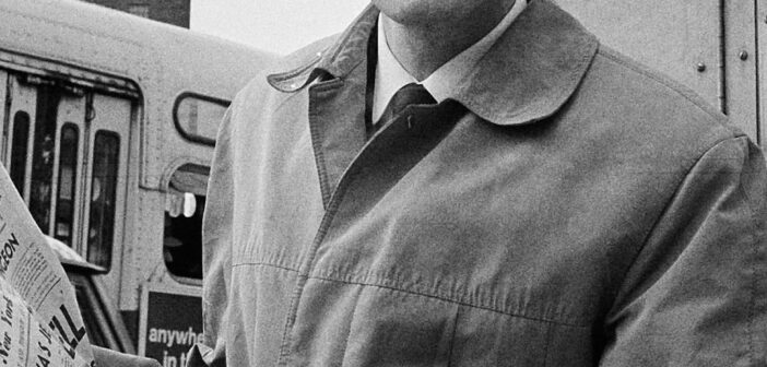 Nesta foto de arquivo de 4 de maio de 1964, Malcolm Browne, então correspondente da Associated Press no Vietnã, perto da casa de seus pais em Nova York, após ganhar o Prêmio Pulitzer.Crédito...Associated Press