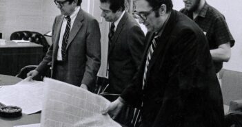 Gerald Gold, à direita em primeiro plano; AM Rosenthal, editor-chefe, à esquerda; e outros membros da equipe do New York Times em 1971 com os primeiros jornais que publicaram os artigos dos Documentos do Pentágono. (Crédito da fotografia: Cortesia © Copyright All Rights Reserved/ Renato Perez/The New York Times ®/ REPRODUÇÃO/ TODOS OS DIREITOS RESERVADOS)