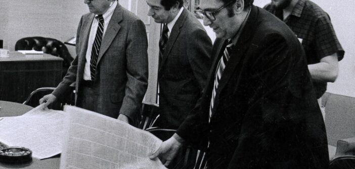 Gerald Gold, à direita em primeiro plano; AM Rosenthal, editor-chefe, à esquerda; e outros membros da equipe do New York Times em 1971 com os primeiros jornais que publicaram os artigos dos Documentos do Pentágono. (Crédito da fotografia: Cortesia © Copyright All Rights Reserved/ Renato Perez/The New York Times ®/ REPRODUÇÃO/ TODOS OS DIREITOS RESERVADOS)