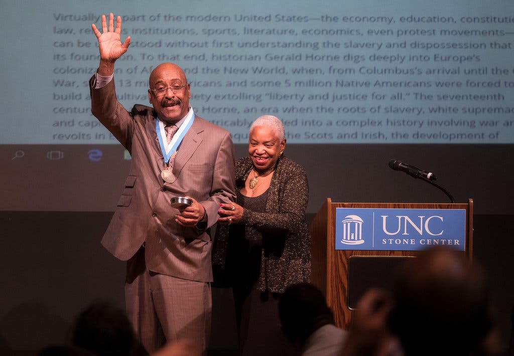 Professor Palmer recebendo o Prêmio de Distinção Acadêmica na Universidade da Carolina do Norte, Chapel Hill, em 2018. Com ele estava Genna Rae McNeil, professora de história na universidade.Crédito...Jon Gardiner/UNC-Chapel Hill
