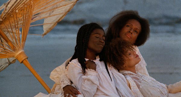 Da esquerda para a direita, Barbara-O Jones, Trula Hoosier e Alva Rogers em "Daughters of the Dust", de Julie Dash, um dos primeiros filmes administrados pela empresa de distribuição da Sra. Materre, a KJM3 Entertainment Group.Crédito...Cohen Media Group/Coleção Everett
