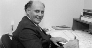 Leonard Kriegel em 1988. Ao escrever sobre sua deficiência, ele disse: “Eu estava determinado a não ser inspirador”. (Crédito da fotografia: Cortesia © Copyright All Rights Reserved/ Nancy Kaye ®/ REPRODUÇÃO/ TODOS OS DIREITOS RESERVADOS)