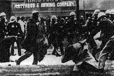 Polícia do Alabama usa gás e cassetetes para afugentar negros Cobertura de Roy Reed do Domingo Sangrento, quando a polícia usou gás lacrimogêneo, cassetetes e chicotes contra os manifestantes, que reagiram com tijolos e garrafas. O jornal New