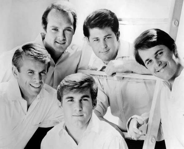 The Beach Boys em 1964. Da esquerda para a direita, Al Jardine, Mike Love, Dennis Wilson, Brian Wilson e Carl Wilson.Crédito...RB/Redferns, via Getty Images