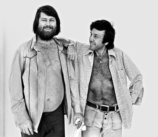 O Sr. Wilson em 1977 com Eugene Landy, seu psicoterapeuta. A história de vida do Sr. Wilson passou a ser retratada como uma luta para escapar do jugo de dois homens: seu pai abusivo, Murry, e o Sr. Landy.Crédito...Mark Sullivan/Contour da Getty Images