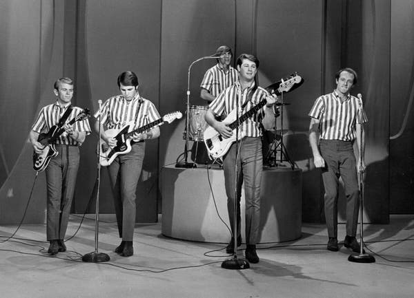 Os Beach Boys se apresentaram no “The Ed Sullivan Show” em setembro de 1964.Crédito...Arquivos de fotos da CBS, via Getty Images