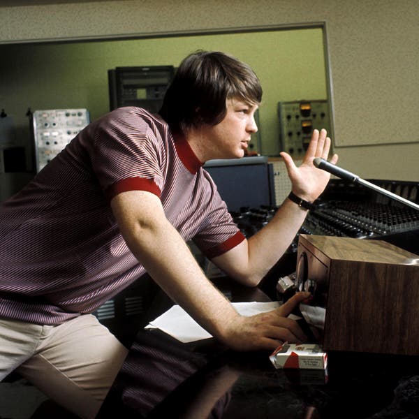 Brian Wilson, dos Beach Boys, na sala de controle durante a gravação do álbum "Pet Sounds" em Los Angeles. Lançado em maio de 1966, "Pet Sounds" elevou a música dos Beach Boys a um nível muito acima de tudo o que já haviam criado.Crédito...via Arquivos Michael Ochs/Getty Images