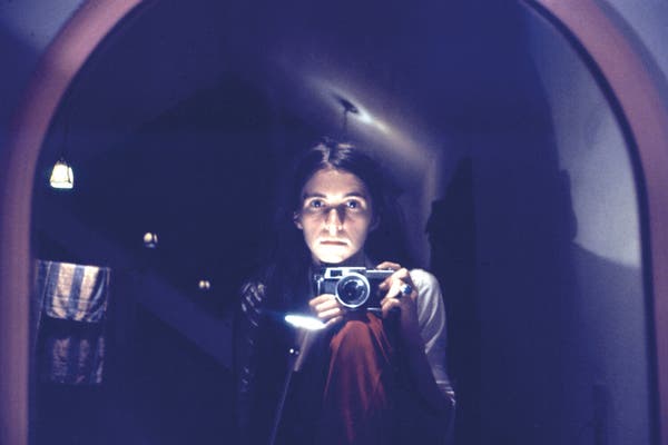 Uma das obras mais conhecidas da Sra. Mayer foi "Memória", um projeto multimídia no qual ela filmava com um rolo de filme de 35 milímetros todos os dias em julho de 1971 e registrava sua vida em diários. (Esta foto é de 26 de julho.) Uma versão em livro foi publicada em 2020.Crédito...Bernadette Mayer