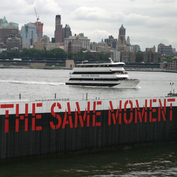 O trabalho do Sr. Weiner foi exibido ao lado de um cais de balsas no lado de Manhattan da Governors Island em 2009.Crédito...Librado Romero/The New York Times