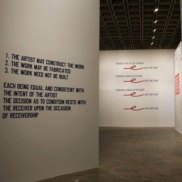 O trabalho do Sr. Lawrence Weiner exibido no Museu Whitney de Arte Americana em 2007 incorporou um conjunto de princípios que ele havia escrito décadas antes.Crédito...Richard Perry / The New York Times
