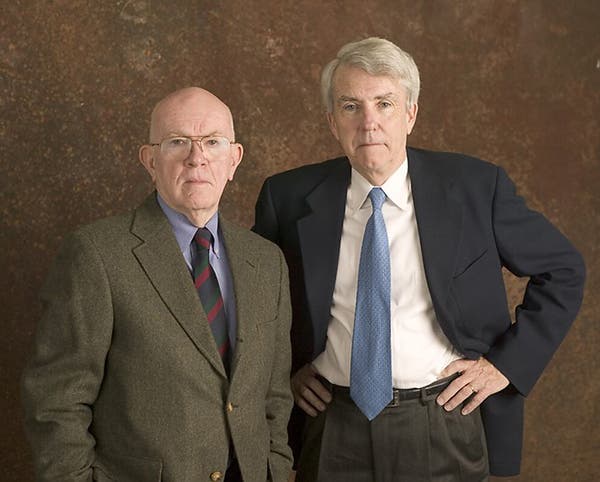 Donald L. Barlett, à esquerda, e James B. Steele em 2011. Seu trabalho resultou em dois Prêmios Pulitzer de reportagem nacional (eles foram finalistas do prêmio seis vezes), seis prêmios George Polk e várias outras honrarias.Crédito...Oficina de Jornalismo Investigativo da American University