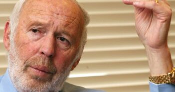 Jim Simons 2007. Depois de publicar estudos inovadores em matemática avançada, ele decidiu aplicar sua genialidade a um assunto mais prosaico: ganhar o máximo de dinheiro que pudesse.Crédito...Mark Lennihan/Associated Press