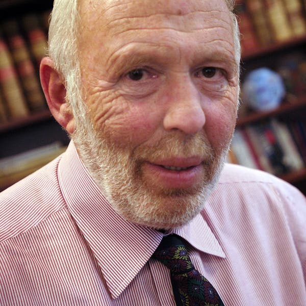 Sr. Jim Simons em 2005. Ao longo de 30 anos, sua empresa de investimentos gerou um retorno médio anual inédito de 66%. (Crédito...Jason Decrow/Associated Press)