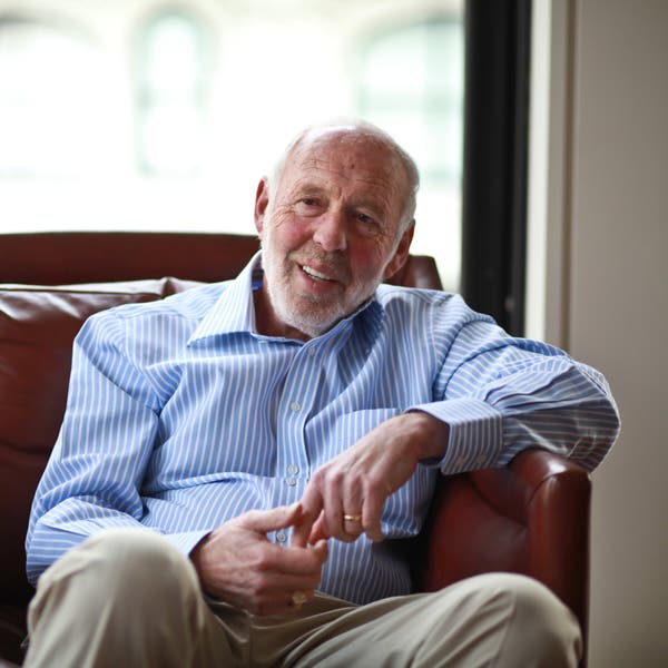 Sr. Simons em 2011. Seu maior problema empresarial era esconder seus negócios e técnicas de pesquisa dos concorrentes. "A visibilidade convida à competição", dizia ele aos seus clientes, "e, com todo o respeito aos princípios da livre iniciativa, quanto menos, melhor".Crédito...Fred R. Conrad/The New York Times