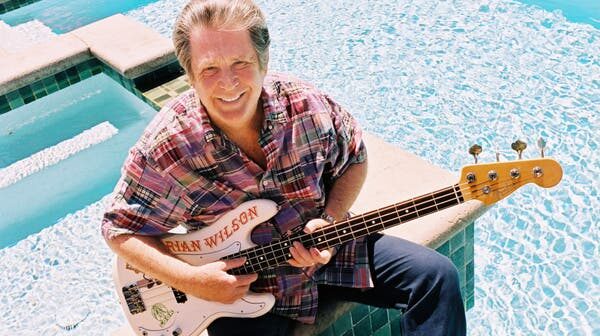 O Sr. Wilson em sua casa em Beverly Hills, Califórnia, em 2004, ano em que foi lançada uma versão reconstruída de seu álbum "Smile". Originalmente, a ideia era que fosse a continuação de "Pet Sounds". Crédito...Marissa Roth para o The New York Times