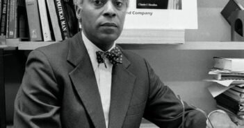 Charles V. Hamilton em 1981 na Universidade de Columbia, onde lecionou de 1969 até sua aposentadoria em 1998. (Crédito da fotografia: Cortesia Jack Manning/The New York Times)