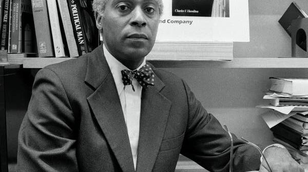 Charles V. Hamilton em 1981 na Universidade de Columbia, onde lecionou de 1969 até sua aposentadoria em 1998. (Crédito da fotografia: Cortesia Jack Manning/The New York Times)