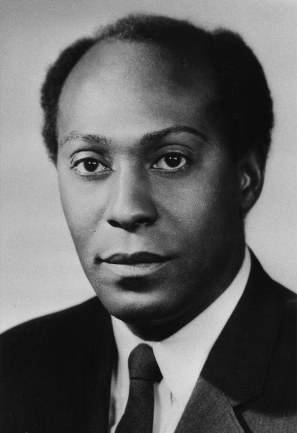 Dr. Hamilton em 1969. "Eu nunca quis ser apenas um professor", disse ele certa vez. "Não, não era isso. Eu queria transformar minha vida acadêmica em uma vida ativista."Crédito...Arquivos da Universidade de Columbia