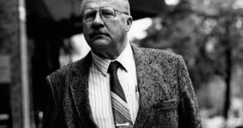 O autor Jan Myrdal em 1991. Nada em sua carreira lhe rendeu tanta atenção quanto um livro que ele escreveu expressando seu desgosto por seus pais, os ganhadores do Prêmio Nobel Gunnar e Alva Myrdal.Crédito...Alamy