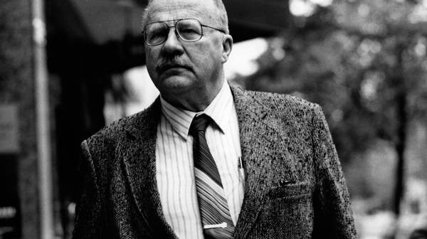 O autor Jan Myrdal em 1991. Nada em sua carreira lhe rendeu tanta atenção quanto um livro que ele escreveu expressando seu desgosto por seus pais, os ganhadores do Prêmio Nobel Gunnar e Alva Myrdal.Crédito...Alamy