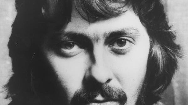 O cantor, compositor e pintor Bob Neuwirth, provavelmente na década de 1970. "Neuwirth", disse certa vez seu colega cantor folk Eric Von Schmidt, "era o olho do furacão, o centro, o catalisador, o instigador".Crédito...Arquivos Michael Ochs/Getty Images