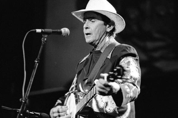 Sr. Bob Neuwirth se apresentando no Brooklyn em 1999.Crédito...Hiroyuki Ito/Getty Images