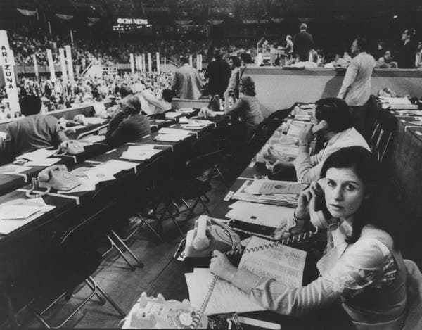 Laura Foreman em 1976 na Convenção Nacional Republicana em Kansas City, Missouri, como repórter do The Philadelphia Inquirer. Ela foi a primeira mulher a ser nomeada redatora política do jornal.Crédito...Robert L. Mooney/The Philadelphia Inquirer