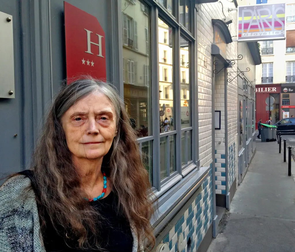 A Sra. Alice Notley, em 2014, em Paris, onde morava. Em seus últimos anos, seus poemas se tornaram mais longos e adquiriram tons mais míticos. Crédito...Anselmo Berrigan