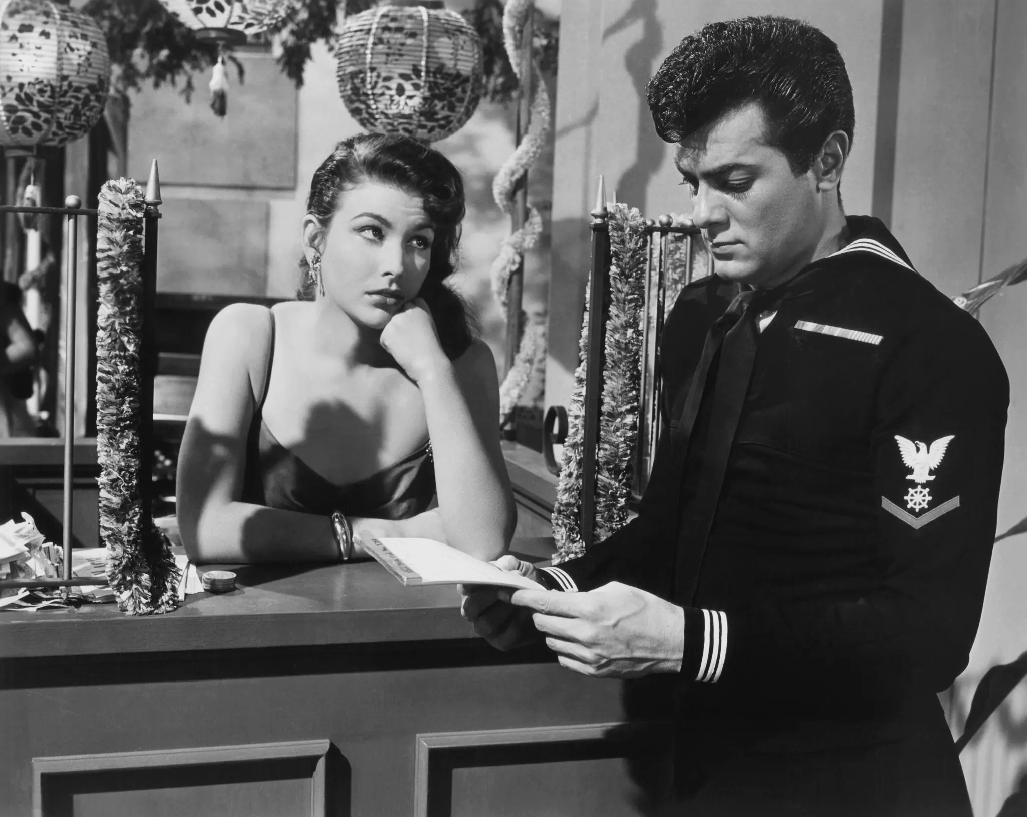 Sra. Mara Corday com Tony Curtis em uma cena do filme de 1954 “So This Is Paris”, sobre três marinheiros americanos em busca de romance durante uma licença.Crédito...via Coleção Everett