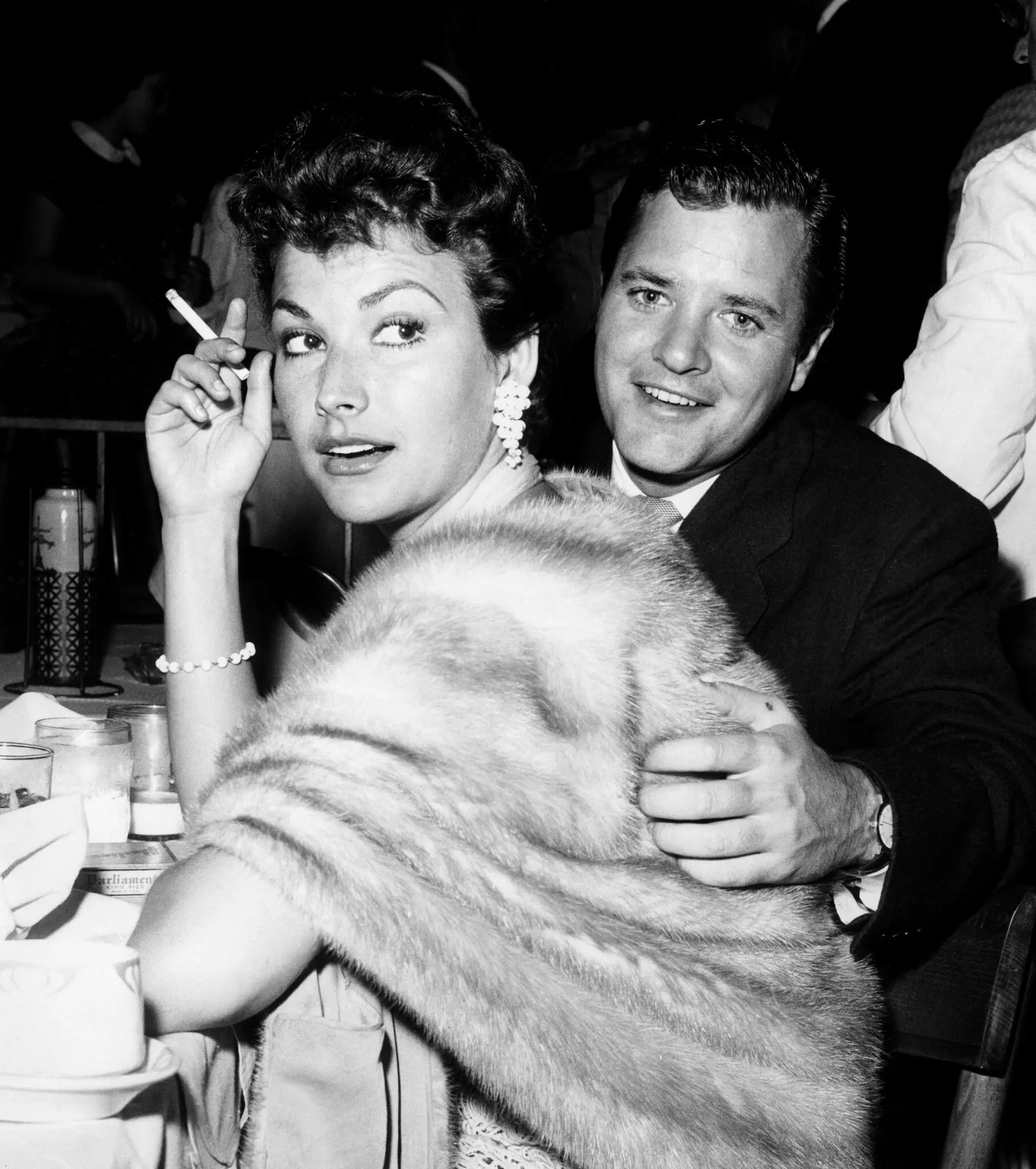 Sra. Mara Corday no início da década de 1960 com seu marido, Richard Long. Eles tiveram um casamento tempestuoso, com inúmeras separações.Crédito...via Coleção Everett