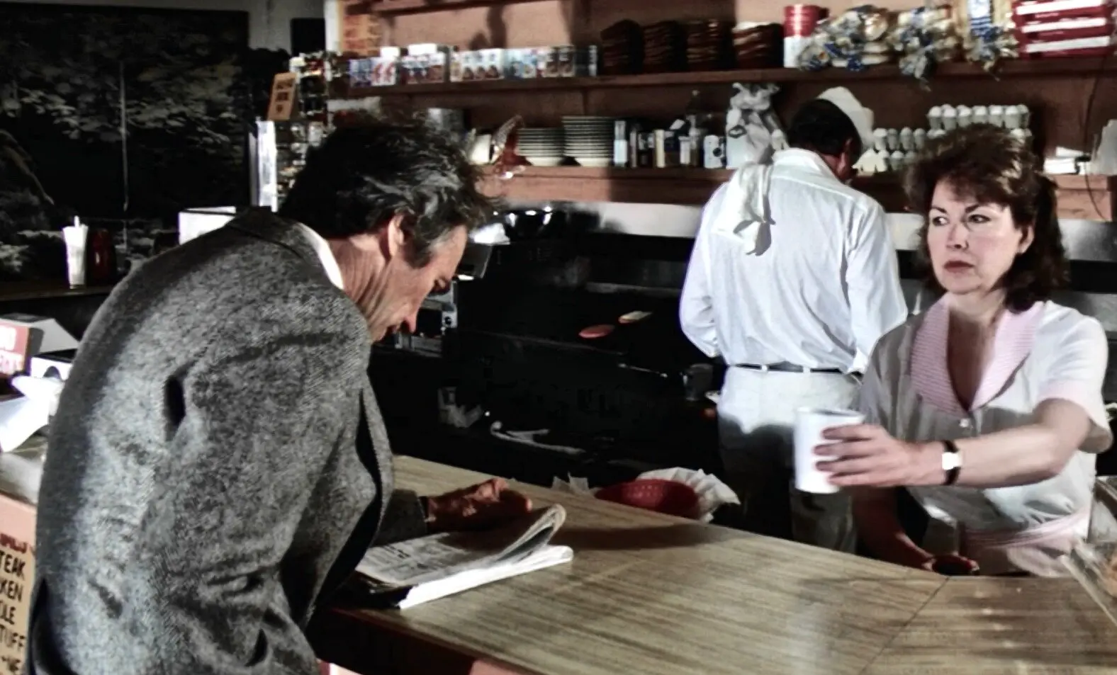 A Sra. Mara Corday interpretou uma garçonete em "Impacto Súbito" (1983), estrelado por Clint Eastwood. Os dois eram amigos, e o Sr. Eastwood a ajudou a encontrar papéis em vários filmes.Crédito...Warner Bros.