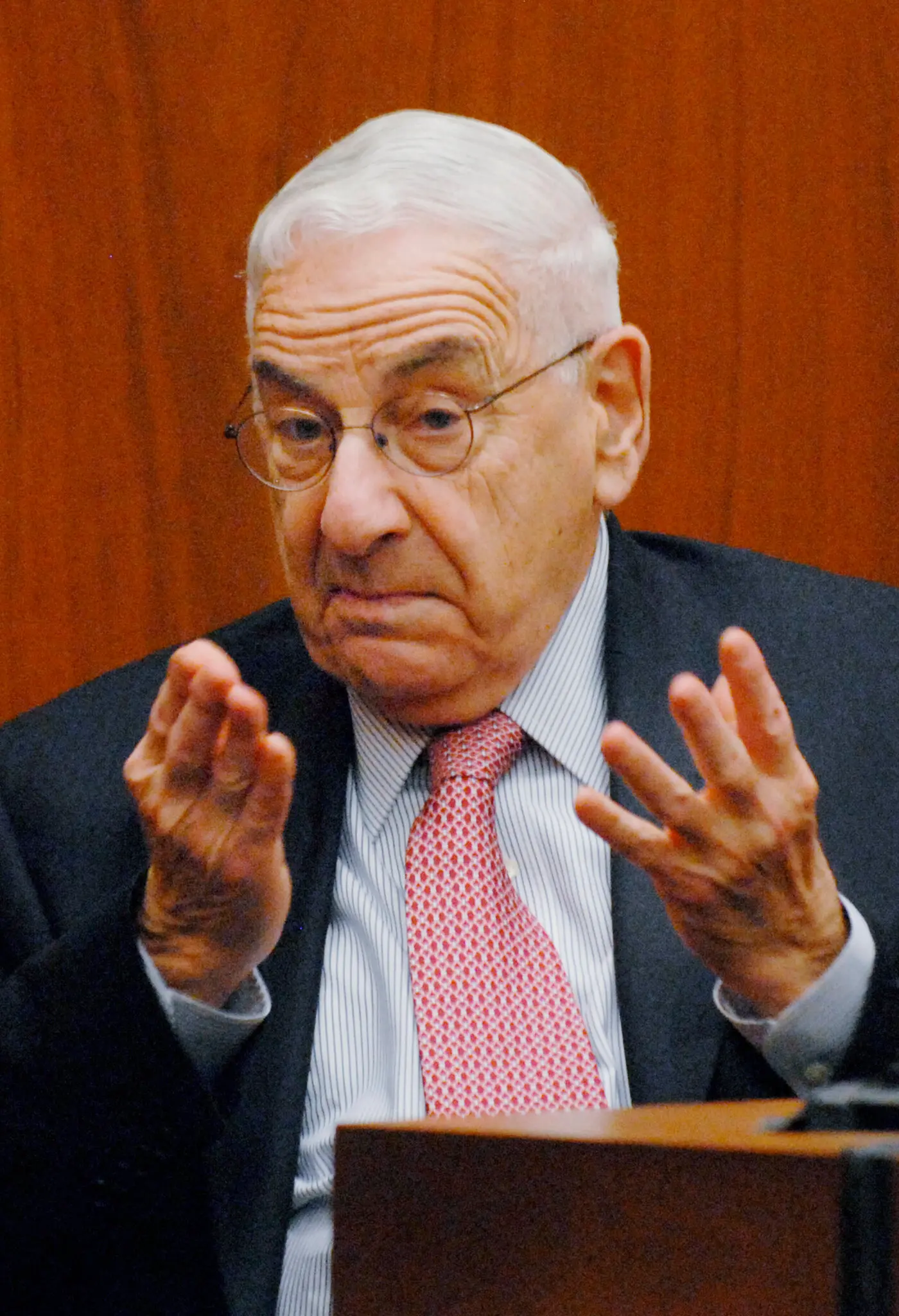 Dr. Werner Spitz em 2007. Ele disse que nunca deu uma opinião apenas por um preço, mas seguiu as evidências científicas. (Crédito...Fred Prouser/Reuters)