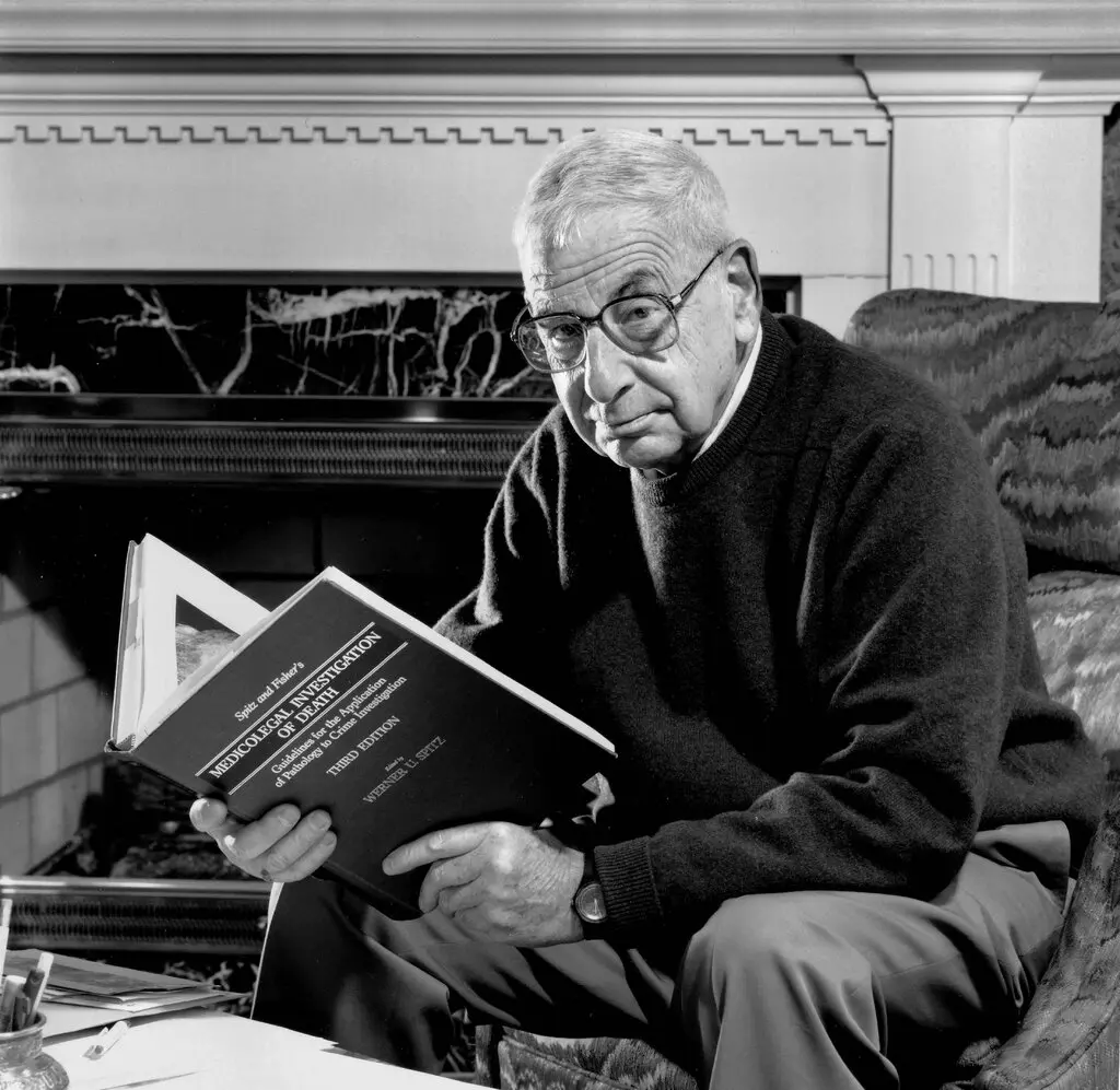 O livro do Dr. Werner Spitz, “Investigação Médico-Legal da Morte”, o estabeleceu como um dos fundadores da patologia forense moderna.Crédito...via Biblioteca Walter P. Reuther, Arquivos de Trabalho e Assuntos Urbanos, Universidade Estadual Wayne.