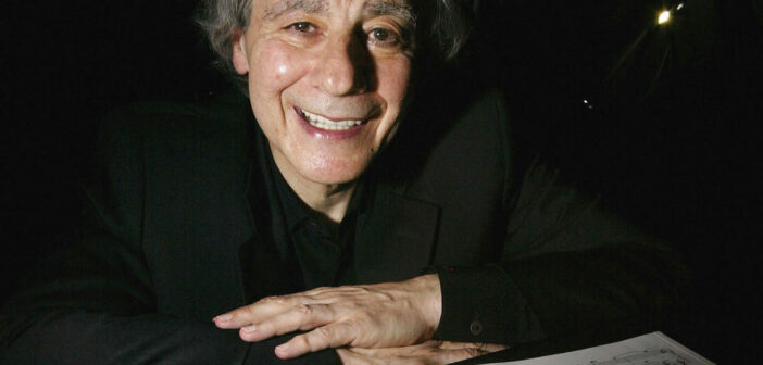 Sr. Lalo Schifrin em 2003. (Crédito da fotografia: Cortesia © Copyright All Rights Reserved/ Mark Mainz/Getty Images ®/ REPRODUÇÃO/ TODOS OS DIREITOS RESERVADOS)