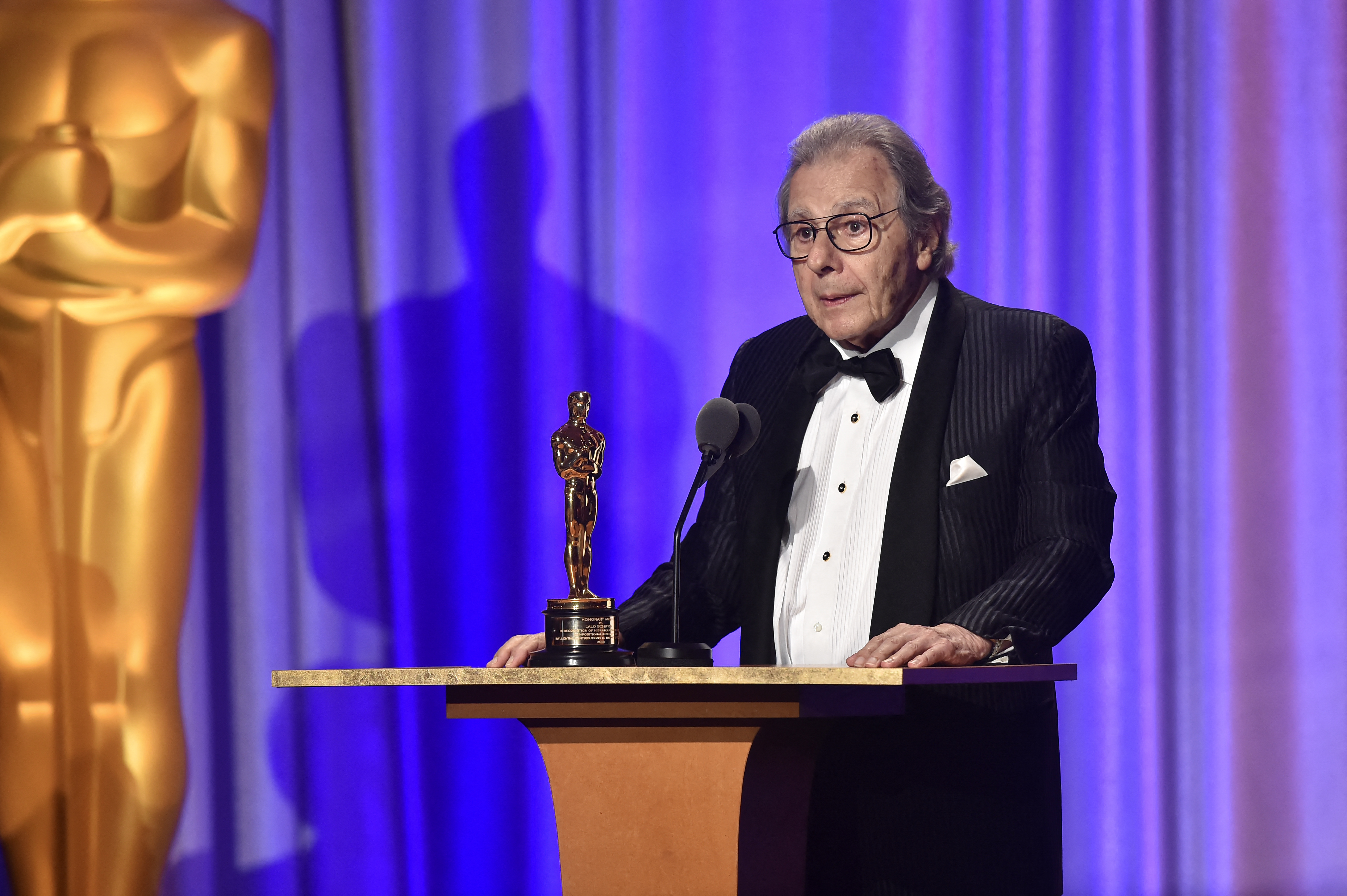 (ARQUIVOS) O compositor argentino Lalo Schifrin recebe um Oscar honorário na 10ª edição do Governors Awards, realizado pela Academia de Artes e Ciências Cinematográficas no Dolby Theater, no Hollywood & Highland Center, em Hollywood, Califórnia, em 18 de novembro de 2018. Lalo Schifrin, o premiado compositor argentino que criou a música tema de "Missão Impossível", morreu nos Estados Unidos aos 93 anos, informou a mídia local em 26 de junho de 2025. (Foto de Robyn BECK / AFP) (Foto de ROBYN BECK/AFP via Getty Images)