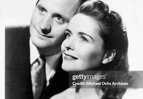 CERCA DE 1955: A dupla de cantores e compositores Les Paul e Mary Ford posa para um retrato por volta de 1955. (Foto de Michael Ochs Archives/Getty Images)