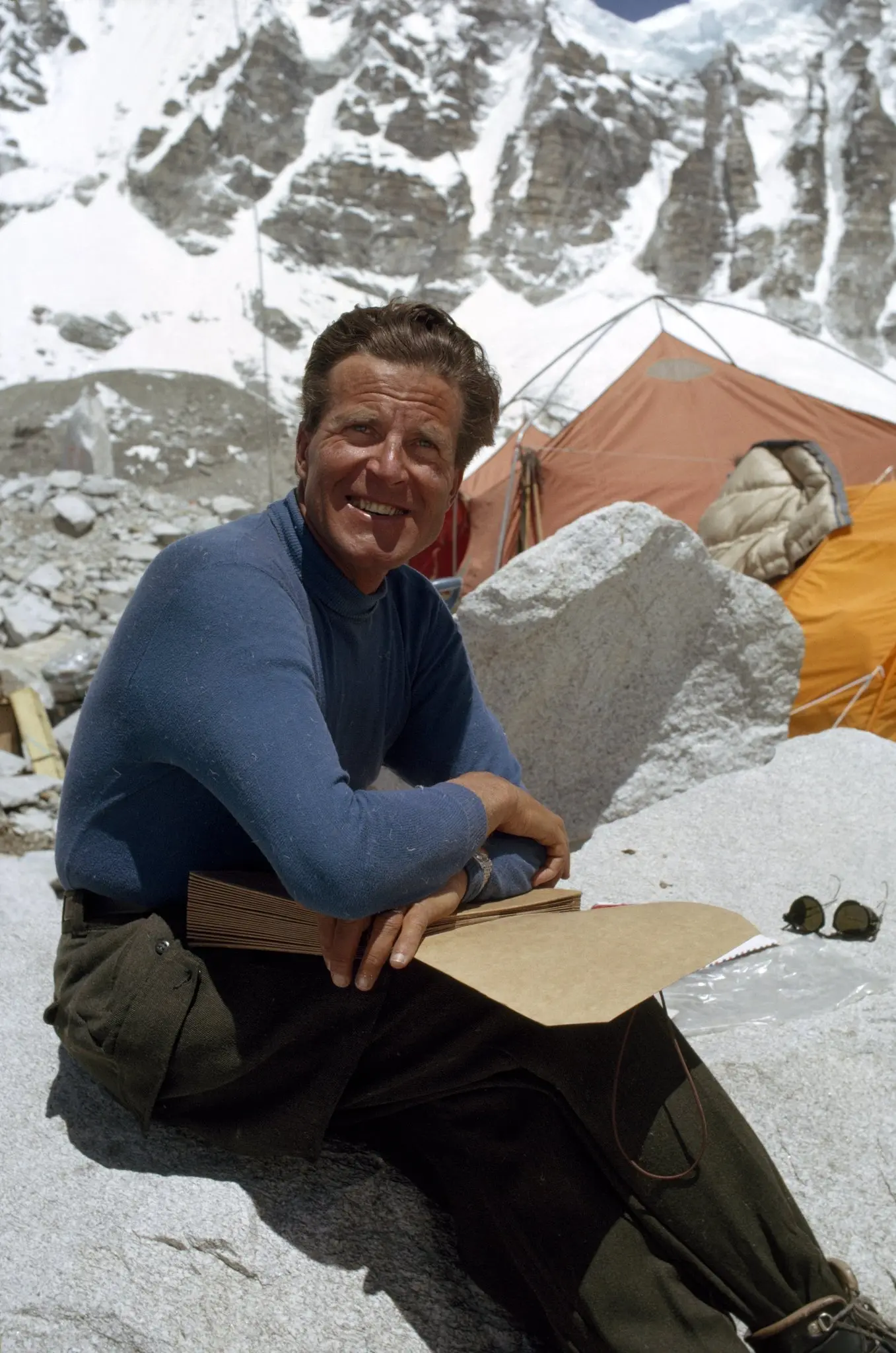 Sr. Norman Dyhrenfurth em 1963. Ele e sua equipe de alpinistas passaram a representar o nascimento do montanhismo como um esporte popular nos Estados Unidos.Crédito...Barry C. Bishop/National Geographic, via Getty Images