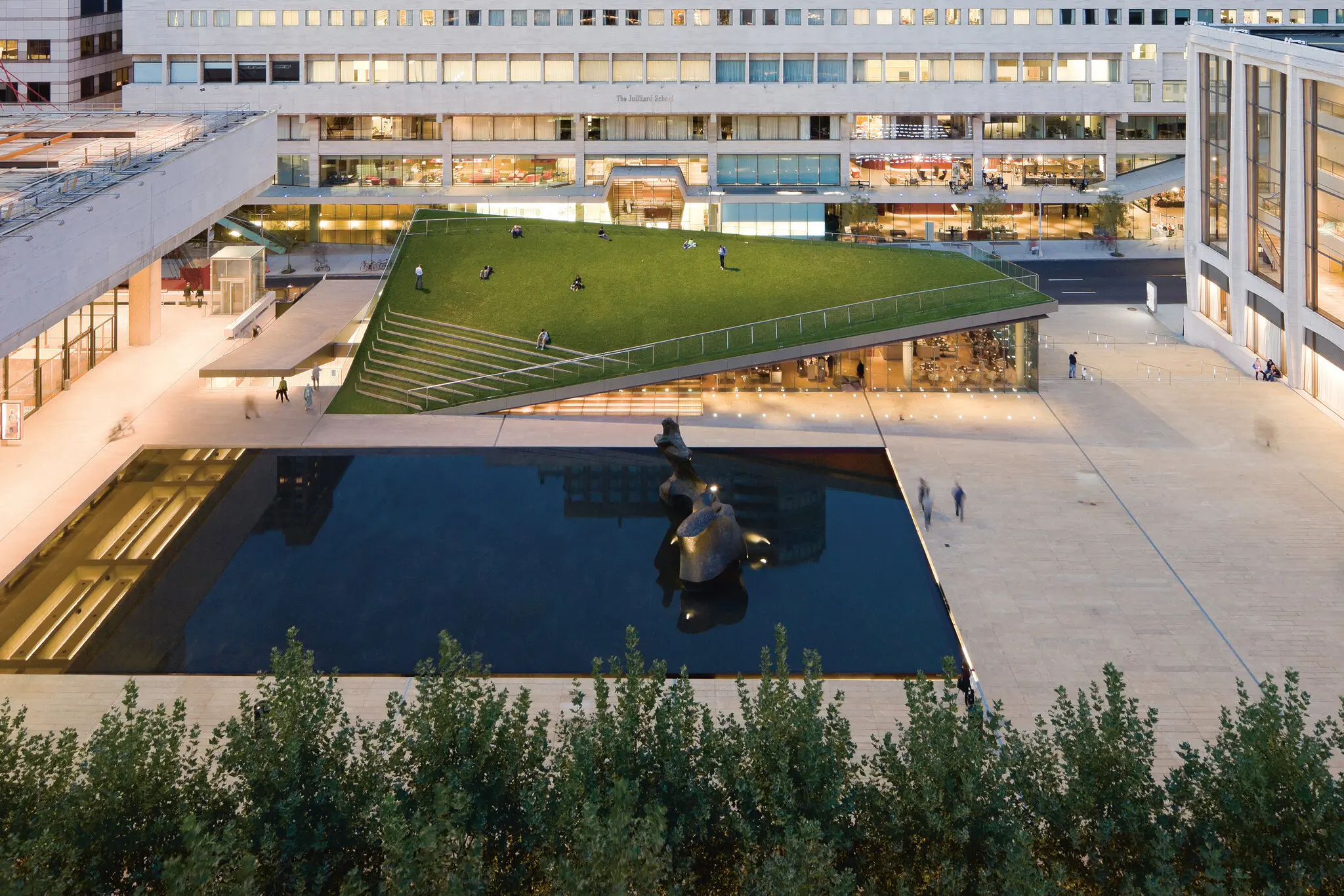 Um gramado inclinado virou o telhado de um restaurante em frente ao Teatro Vivian Beaumont no Lincoln Center.Crédito...Iwan Baan, via Diller Scofidio + Renfro