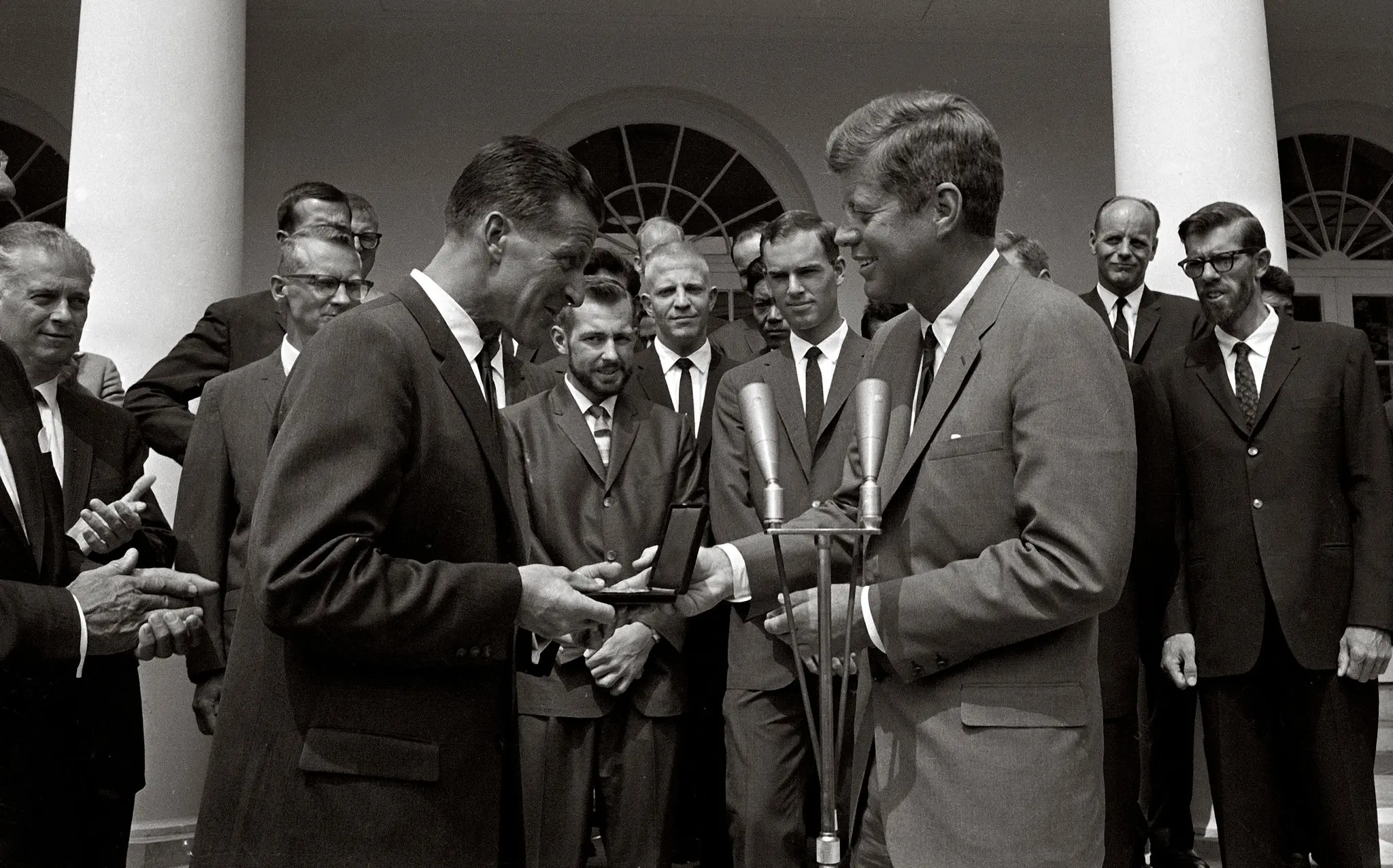 O presidente John F. Kennedy homenageou o Sr. Dyhrenfurth e sua equipe em uma cerimônia na Casa Branca em 1963.Crédito...William J. Smith/Associated Press