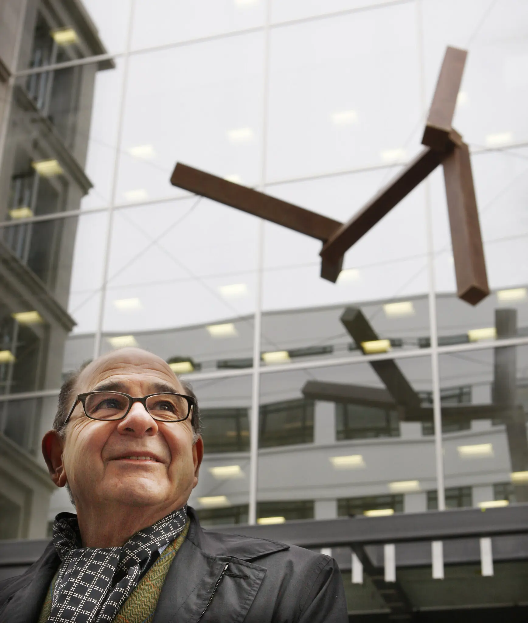 O escultor Joel Shapiro em 2008 em Londres, onde uma de suas obras foi revelada como exposição pública permanente. (Crédito...Adrian Dennis/Agence France-Presse — Getty Images)