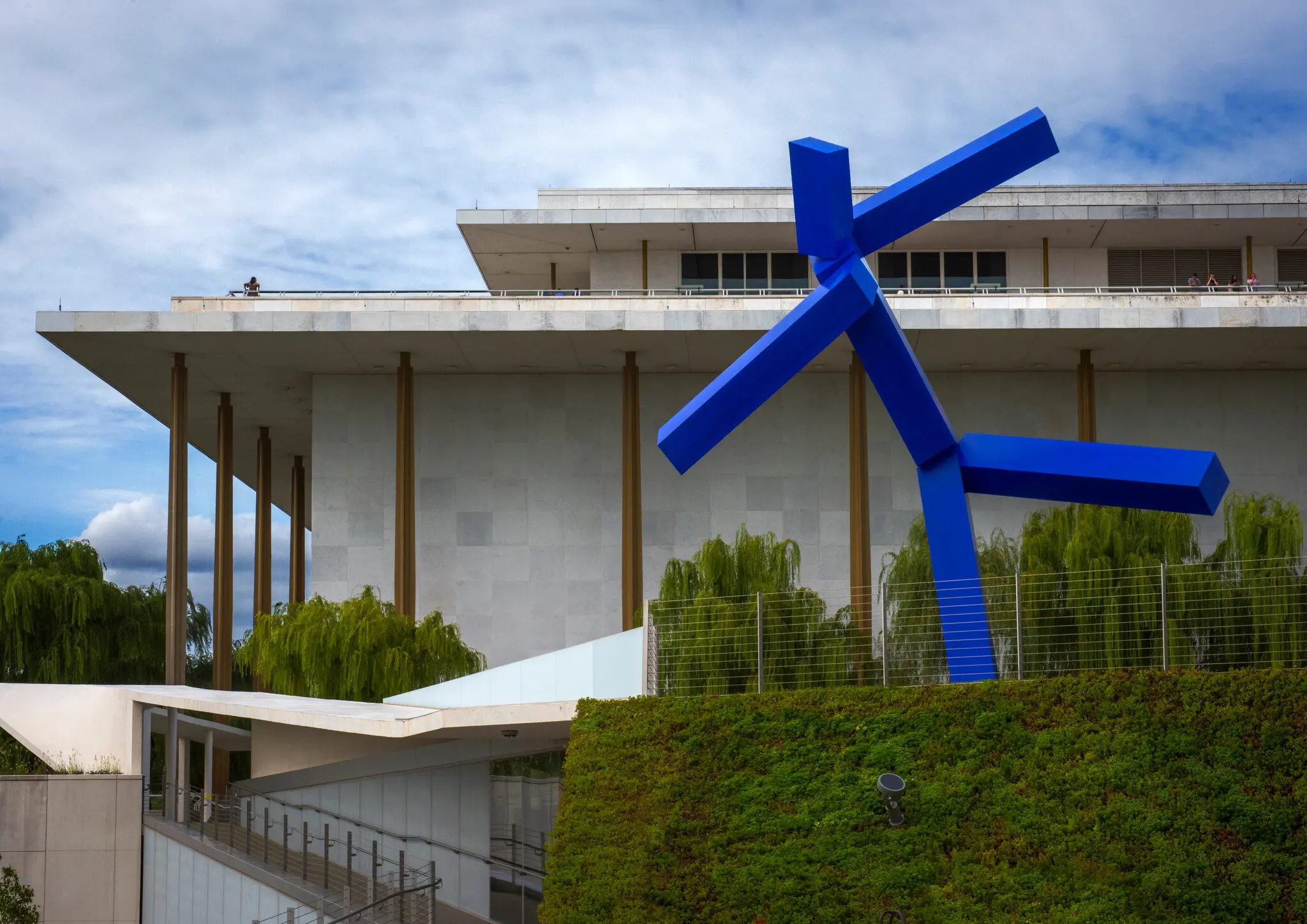 Uma escultura do Sr. Joel Shapiro foi inaugurada no Kennedy Center, em Washington, em 2019.Crédito...Bill O'Leary/The Washington Post, via Getty Images