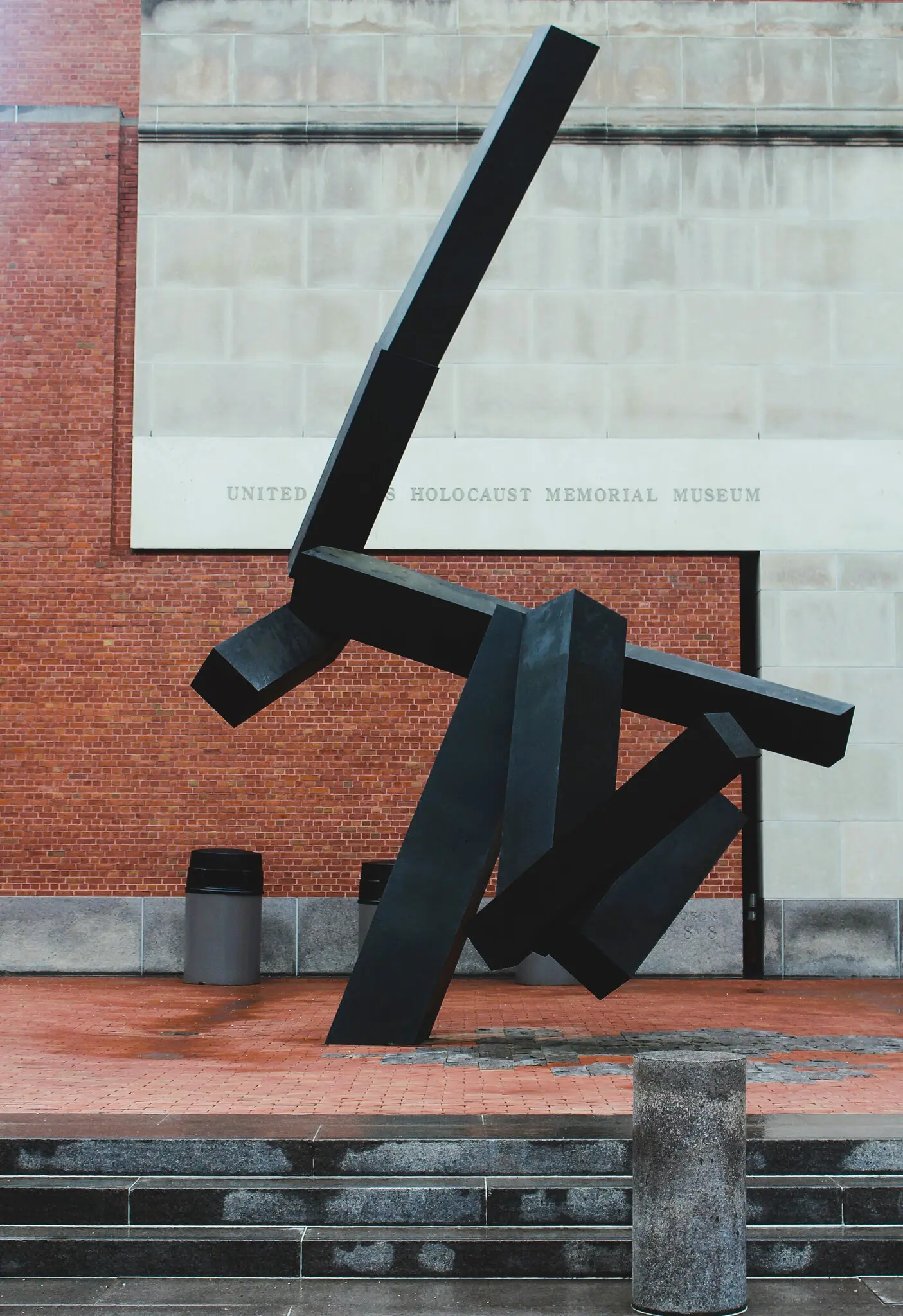 A maior e mais elogiada escultura do Sr. Shapiro, “Perda e Regeneração”, foi encomendada para a praça do Museu Memorial do Holocausto dos Estados Unidos, em Washington.Crédito...Gwen Beaudet/Shutterstock