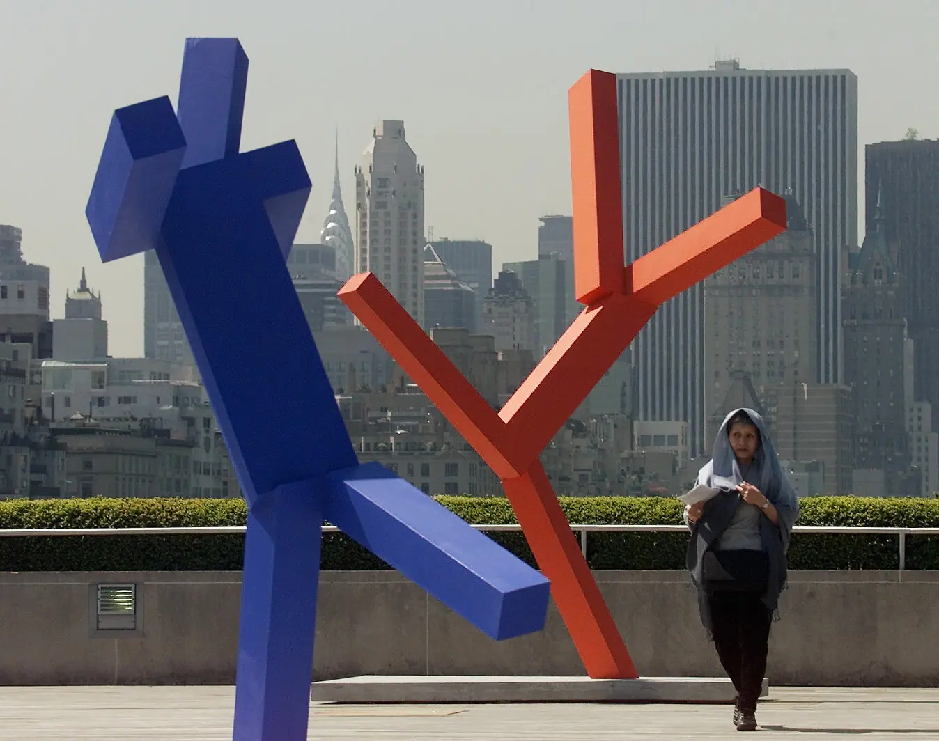 As esculturas do Sr. Shapiro foram exibidas no Iris and B. Gerald Cantor Roof Garden no Metropolitan Museum of Art em 2001.Crédito...Ruth Fremson/The New York Times