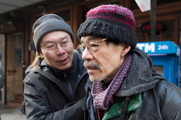 Jack Tchen, um dos fundadores do Museu dos Chineses na América, consolou o Sr. Chen depois que um incêndio em janeiro de 2020 destruiu o prédio em Chinatown que abrigava o Chen Dance Center e os arquivos do museu.Crédito...James Estrin/The New York Times