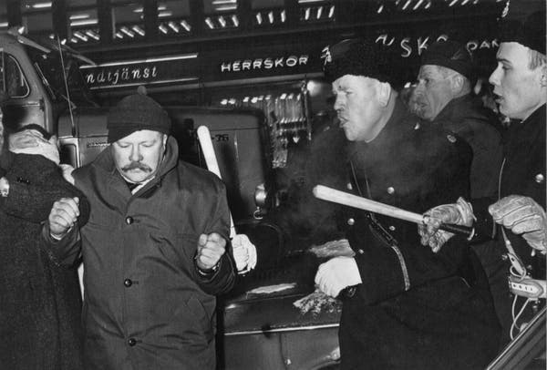 O Sr. Myrdal em 1967 sendo preso por policiais de Estocolmo durante uma manifestação contra a Guerra do Vietnã. Crédito...Fotorepórteres