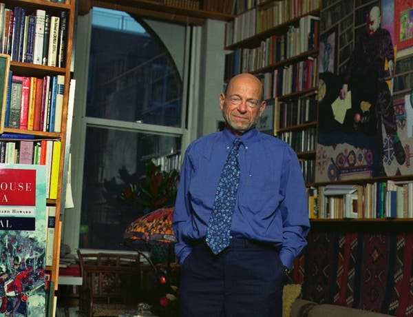 Richard Howard em seu apartamento em Nova York em 1999. Ele foi um tradutor célebre, além de poeta. Sua tradução de "Carta de Parma", de Stendhal, apareceu nas listas de mais vendidos. Crédito...Foto AP/Jim Cooper
