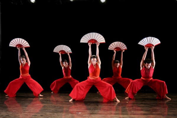 A companhia da Sra. Chen apresentou danças tradicionais de leque e danças de fita, mas também suas próprias obras, como "The Way of Five — Fire", apresentada aqui em 2008 no Dance New Amsterdam, em Nova York. Da esquerda para a direita, Sra. Chen, Chu-Ying Ku, Teri Miller, Julie Judlova e Noibis Licea.Crédito...Hiroyuki Ito para o The New York Times